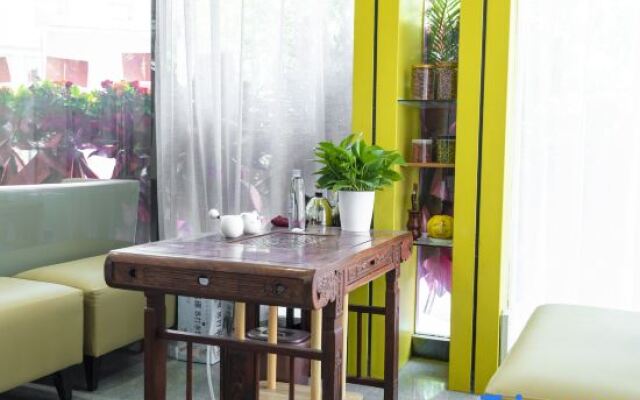 Ziyang Holiday Hotel (Zhengzhou Hanghai Square Subway Station Branch)