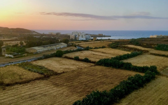 2 Bed Apartment w Distant Sea and Country Views