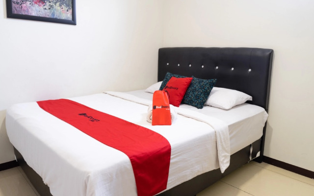 RedDoorz near Setrasari Mall 4