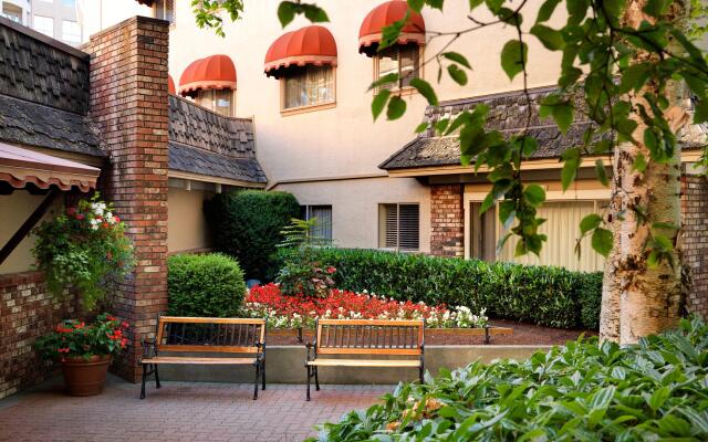 Royal Scot Hotel & Suites