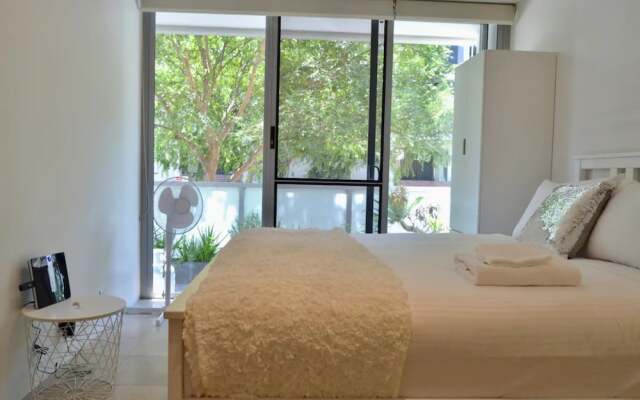 Luxurious 3 Bedroom Apartment With Parking Near CBD