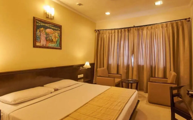 OYO Flagship 27068 The Sapphire Comfort Hotel