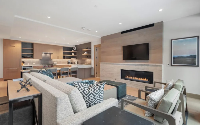 Snowmass Lux Getaway by Snowmass Vacations