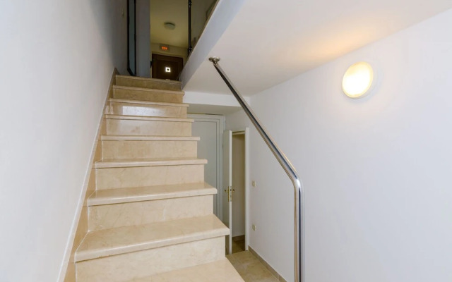 Villa Art Gallery - Six Bedroom Villa with Terrace and Swimming Pool