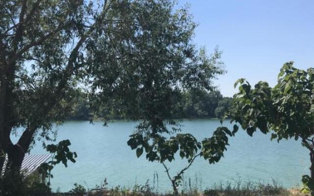 Kuca na reci za zurke atina s