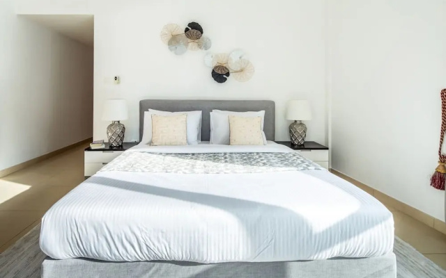 Timelessly Modern 3BR w/ Fascinating Marina Views!