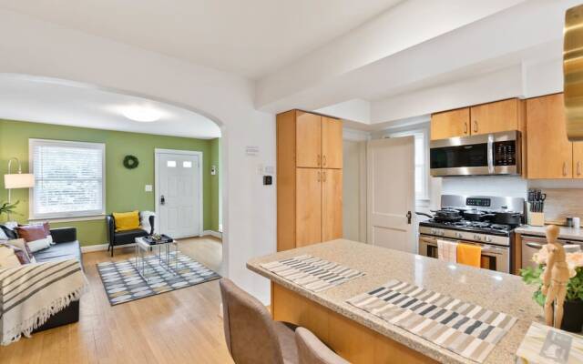 Beautiful 3br/3ba Colonial House by Cozysuites