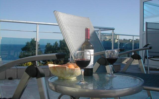 Oasis Suites Apartments and Studios