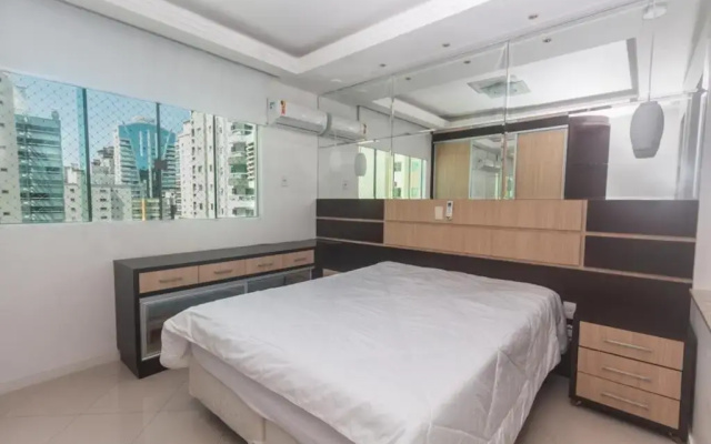 Apartamento 3 Suítes em Meia Praia