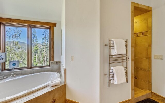 Highlands Hideaway 5 Bedroom Home by RedAwning