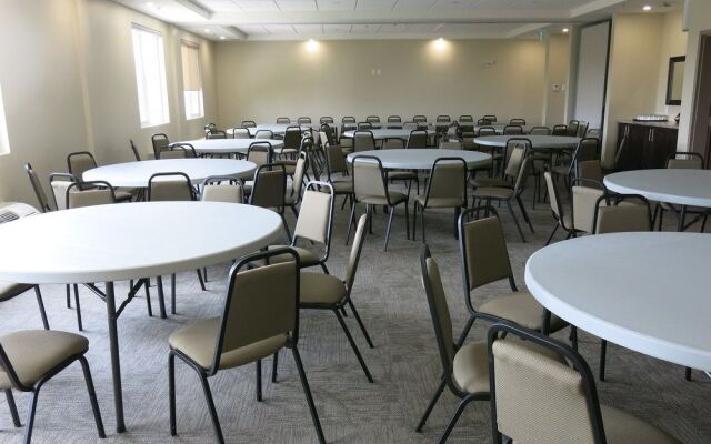 Days Inn And Suites Lindsay