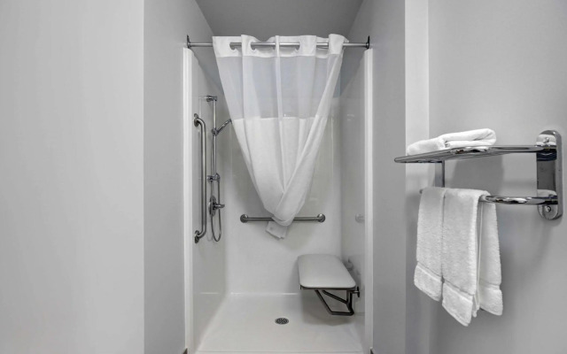 Motel 6 Airdrie, AB
