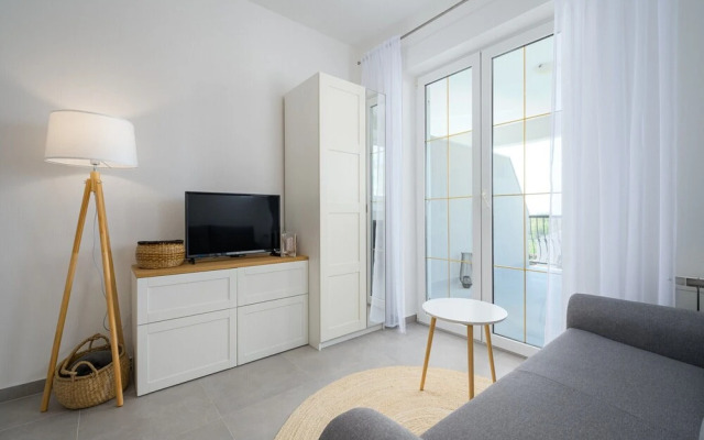 Bright Apartment With Communal Pool
