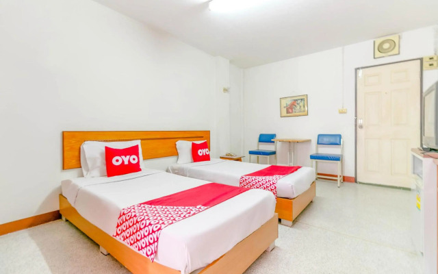 OYO 1161 Sathorn Mansion