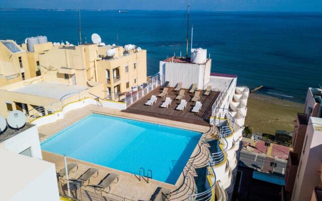 Mackenzie Beach Hotel & Apartments
