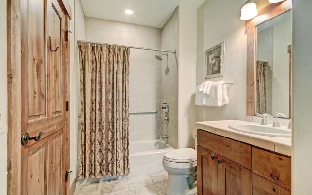 2br 2ba Winter  Walk To Historic Downtown + Gondola 2 Bedroom Townhouse by RedAwning