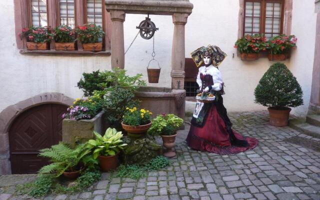 ADRIHOF à Riquewihr, Cour de l'Abbaye d'Autrey