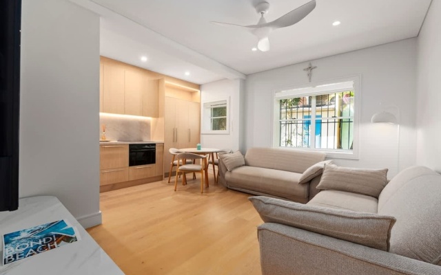 Coastal Living 2 Bedroom in Bondi Beach – Guest Rooms – Sydney
