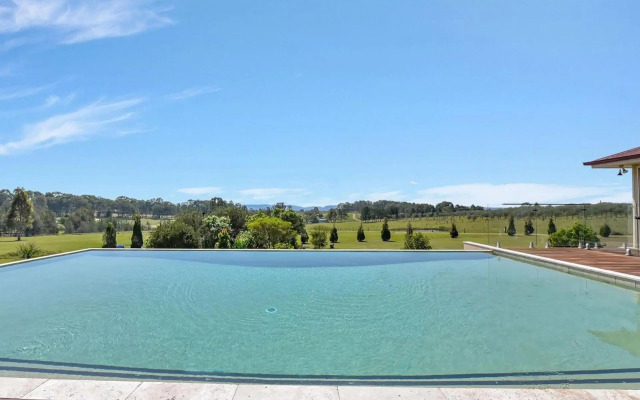 Noble Willow Estate Lovedale. Super Spacious, with views and pool