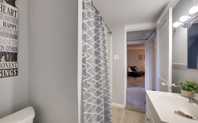 5 Mi to Dtwn: Pittsburgh Apt w/ Balcony