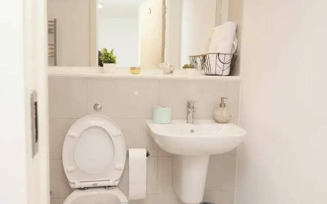 Apartment-sleeps4-streetparking-balcony-duplex