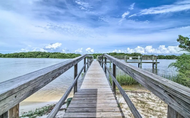 Walkable Beachfront Retreat on Cedar Key!