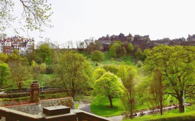 Ramsay Gardens - Grand 4-Bedroom Apartment Next To Castle