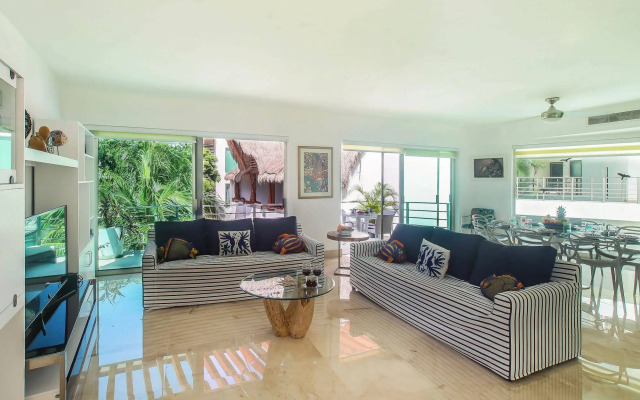 Luxurious & Central Condo In Playa Steps From The Beach