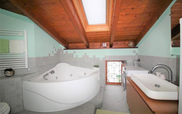 Giglio Flat With Wonderful Lake View and Jacuzzi