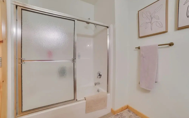 Modern Bellaire Condo: Pool Access, Near Skiing!