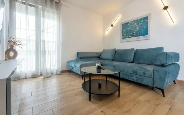 Modern apt With Balcony, 12 min Walk to the Beach