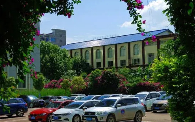 Qian Shan Holiday Hotel