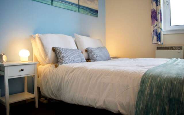 Colourful and Spacious 2 Bedroom Leith Home