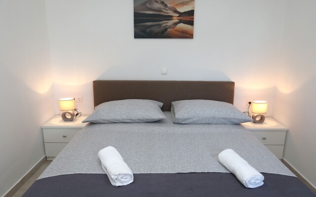 Lovely 2-bed Apartment in Okrug Gornji