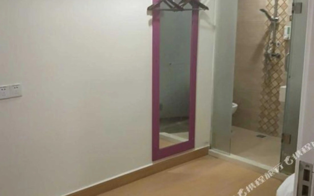 Zhongchao Theme Hotel (Shenzhen Luohu Wenjin Subway Station)