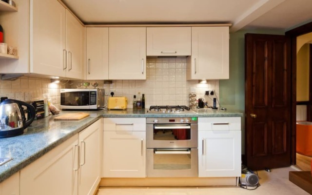 Stylish 2BR Flat Central Oxford With Parking