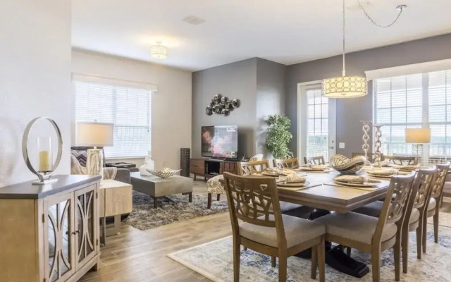 Lakeview Penthouse Elegance 3 Bedroom Condo by RedAwning
