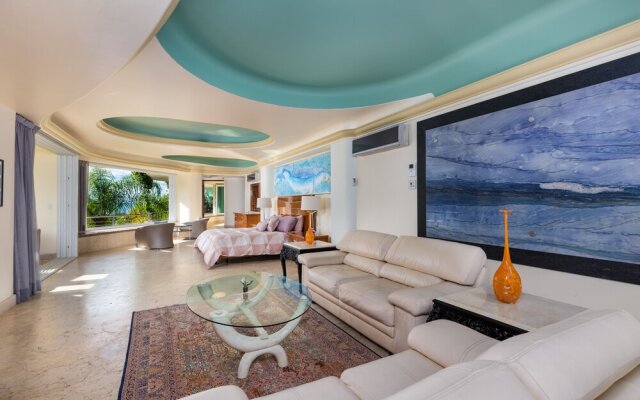 "fully Staffed, Beach Frontage Luxury Villa"
