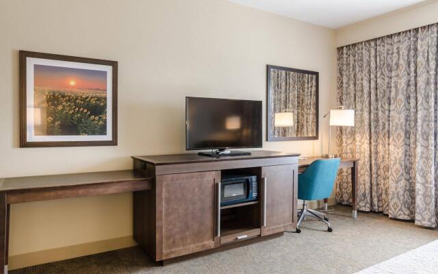Flag Point Inn & Suites Pratt by FairBridge