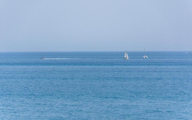 LAP- 3 bed apartment on the beach. Families only