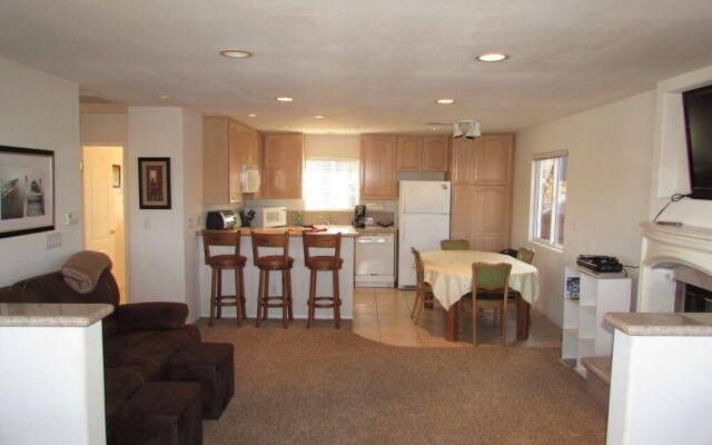 032 - Lakefront Village Escape