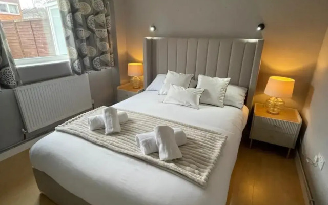 Bee Temple Entire Spacious 3-bed Apartment