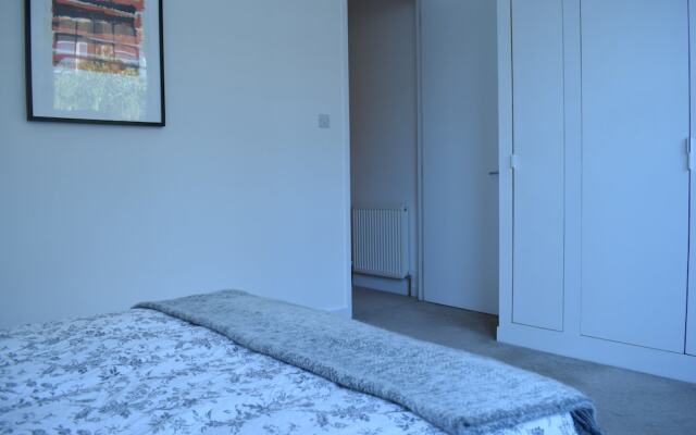 Spacious 2 Bedroom Apartment in South London