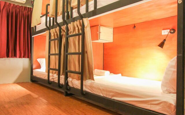 Thonglor Travellers Hostel & Cafe