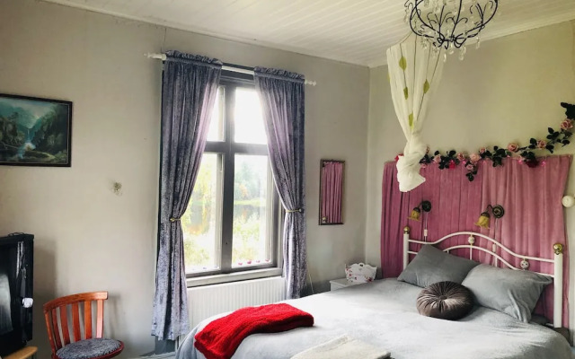 2-bed Apartment Overlooking the River