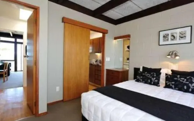 Whispering Sands Motel