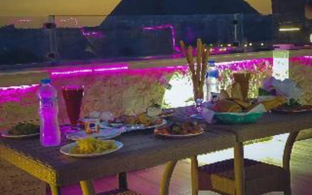 Pyramids Height Inn