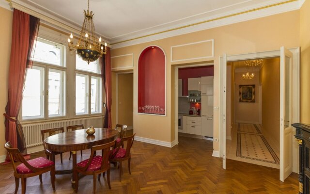Filip Palace Luxurious Apartment