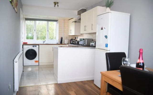 2ndhomestays -willenhall-charming 3-bedroom Home
