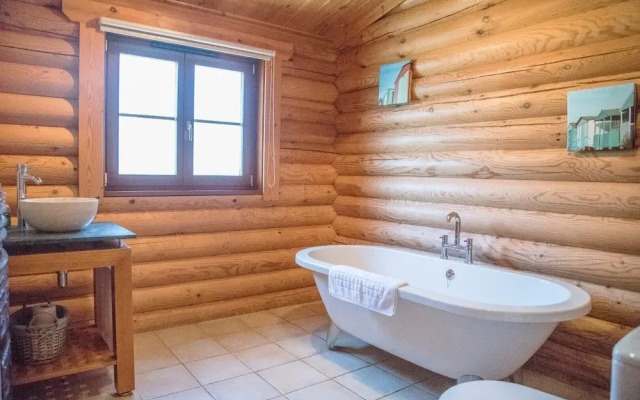 Willow Lodge With Hot Tub, Kingfishers